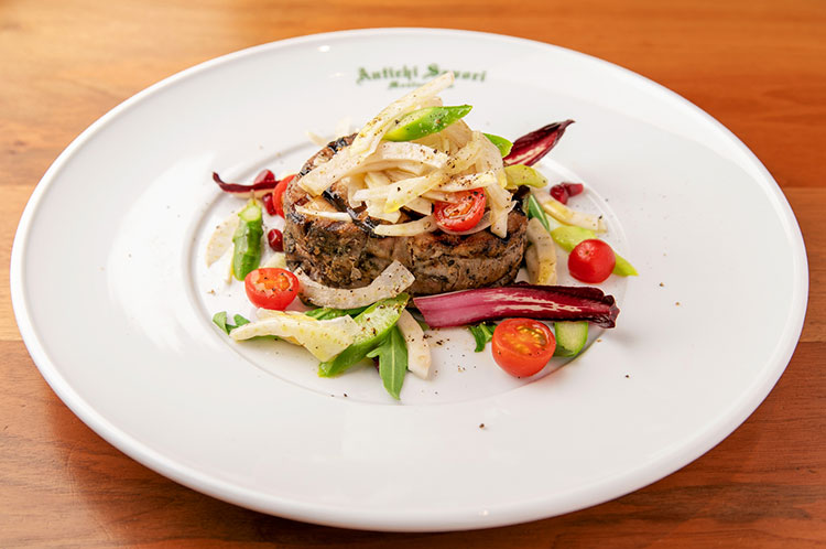 神威豚（北海道産）の“カポコッロ”（豚首、肩肉） 季節のお野菜をのせたロースト“ピエトロ風”